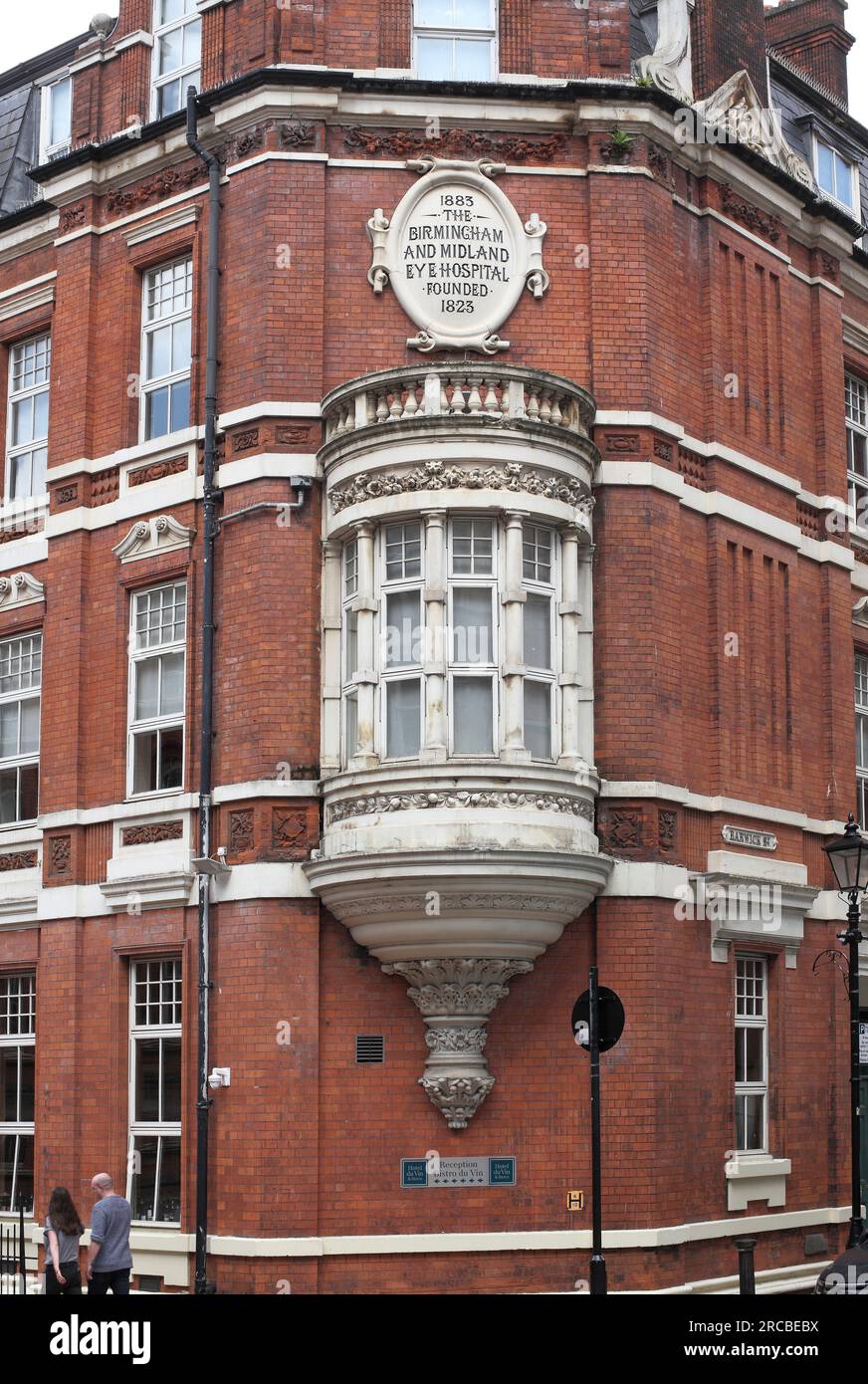 Un'accattivante finestra a oriel al primo piano dell'ex Birmingham and Midland Eye Hospital, ora Hotel du Vin, nel centro di Birmingham. Foto Stock