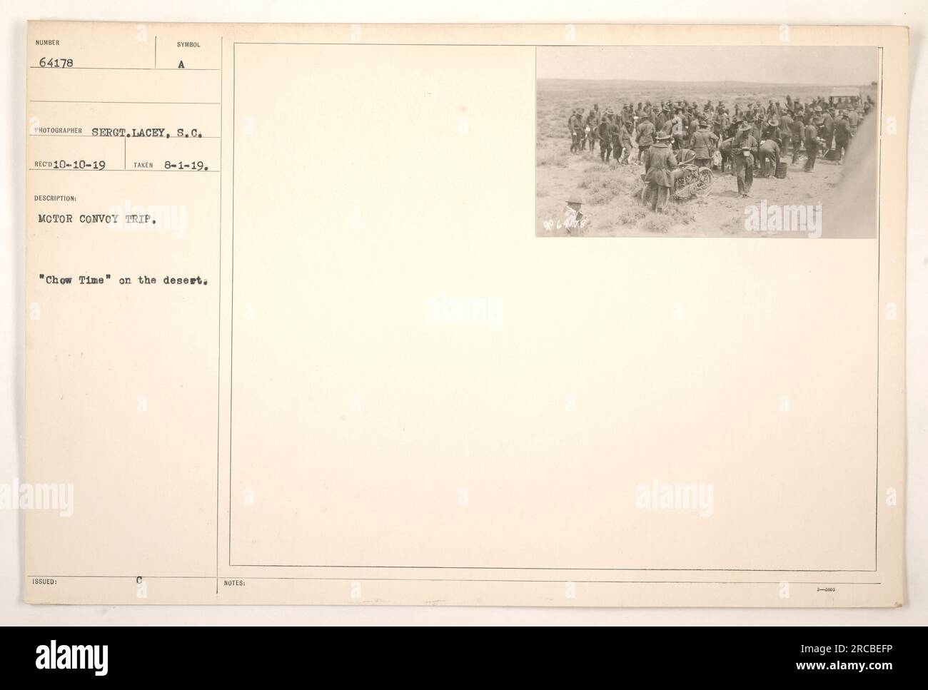 I soldati del convoglio Symbol Motor fanno una pausa durante il loro viaggio nel deserto. La foto, scattata il 1° agosto 1919, cattura un momento di "tempo del Chow", mentre i soldati si godono il pasto in un ambiente arido. Foto Stock