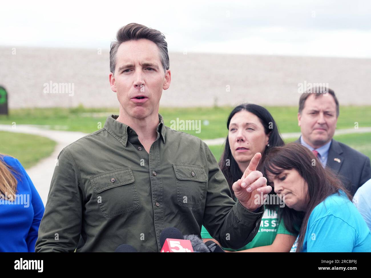 Il senatore Josh Hawley fa le sue osservazioni al Weldon Spring Interperative Center di Weldon Spring, Missouri, giovedì 13 luglio 2023. Il sito è l'ex sede del Weldon Spring Uraniun Materials Feed Plant, dove sono state prodotte armi atomiche ed esplosivi fino al 1966. I documenti rilasciati dall'EPA dicono che il governo federale e le aziende responsabili della produzione di bombe nucleari e dei siti di stoccaggio dei rifiuti atomici nella St. L'area di Louis era consapevole dei rischi per la salute negli anni '1950 e '60 I leader politici e i gruppi stanno chiedendo una pulizia del governo federale di diversi siti tossici nella zona. Foto Stock