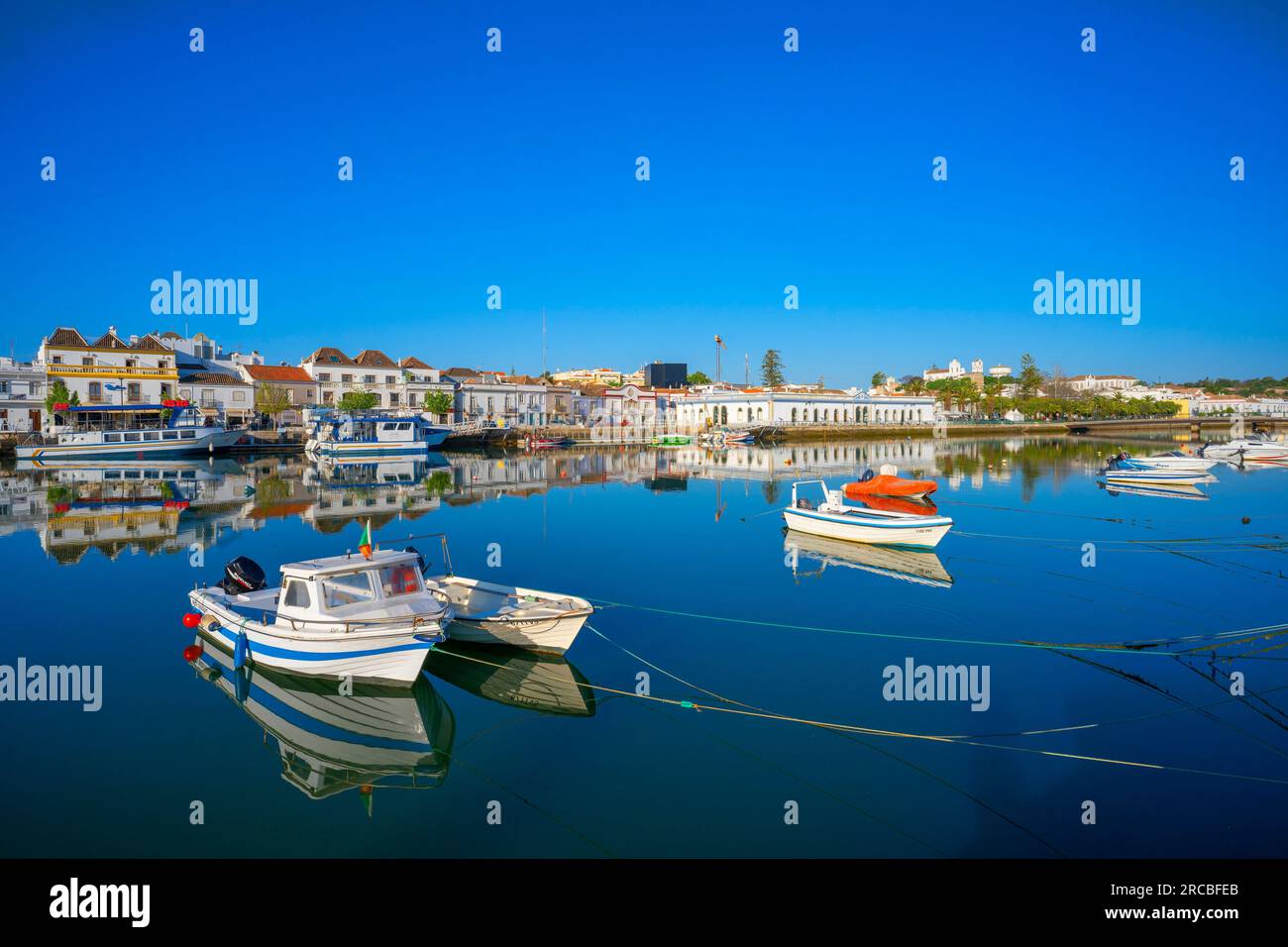 Vista sul fiume Gilão, Tavira, Algarve, Portogallo Foto Stock