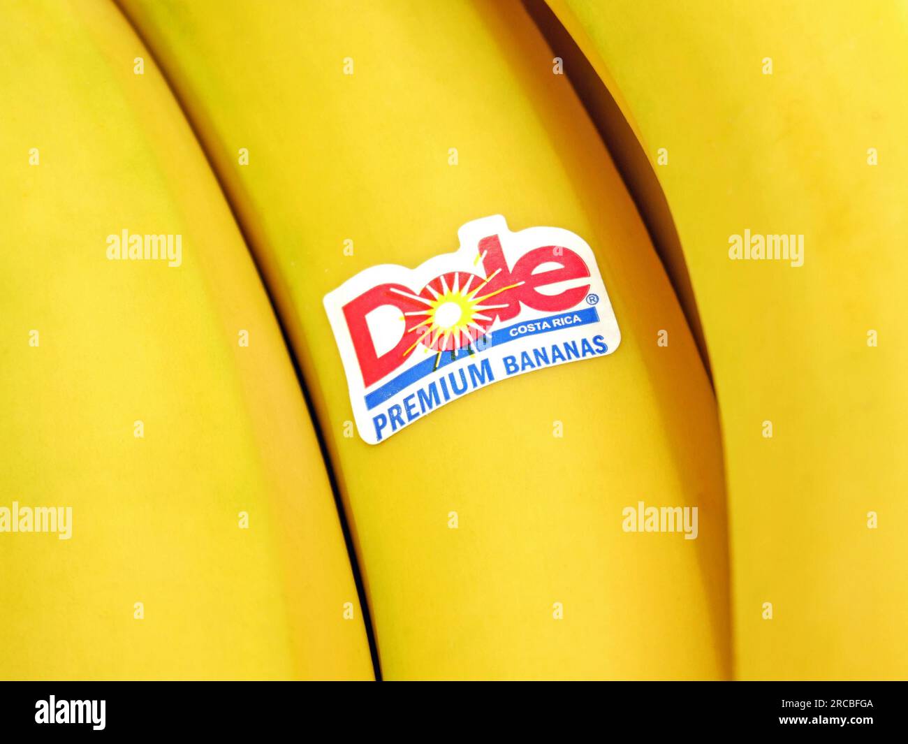 Banane con il logo Dole Foto Stock