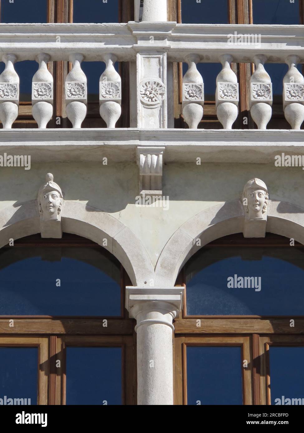 Primo piano di una facciata barocca rinascimentale unica, l'Italia Foto Stock