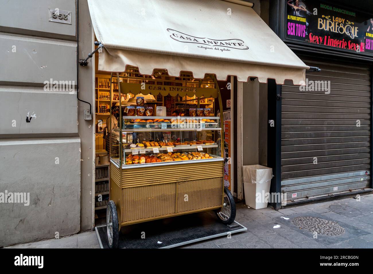 Napoli, Italia - 9 aprile 2022: Panettieri napoletani che preparano i famosi dolci italiani in una panetteria tradizionale a Napoli, Campania, Italia. Foto Stock