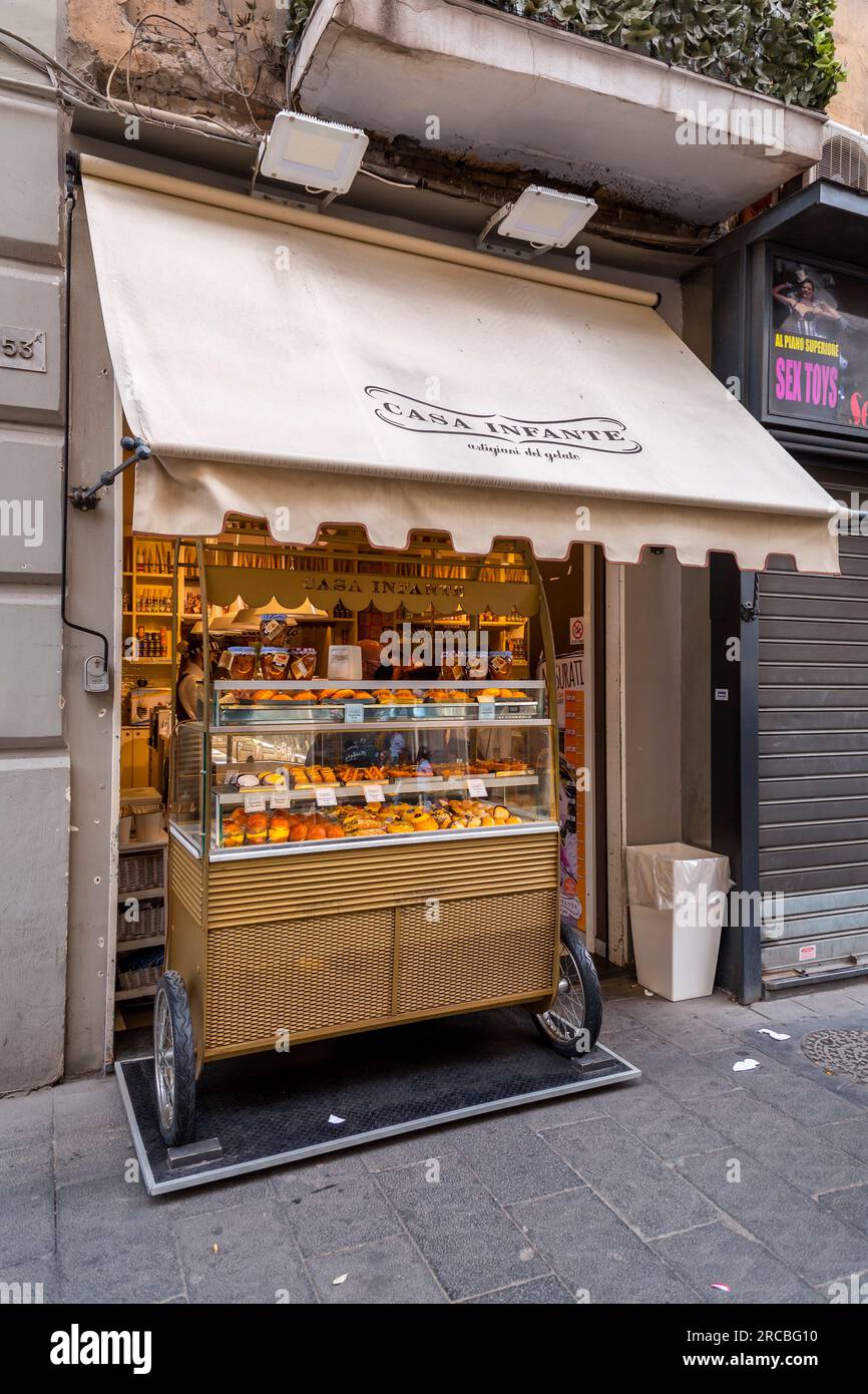 Napoli, Italia - 9 aprile 2022: Panettieri napoletani che preparano i famosi dolci italiani in una panetteria tradizionale a Napoli, Campania, Italia. Foto Stock
