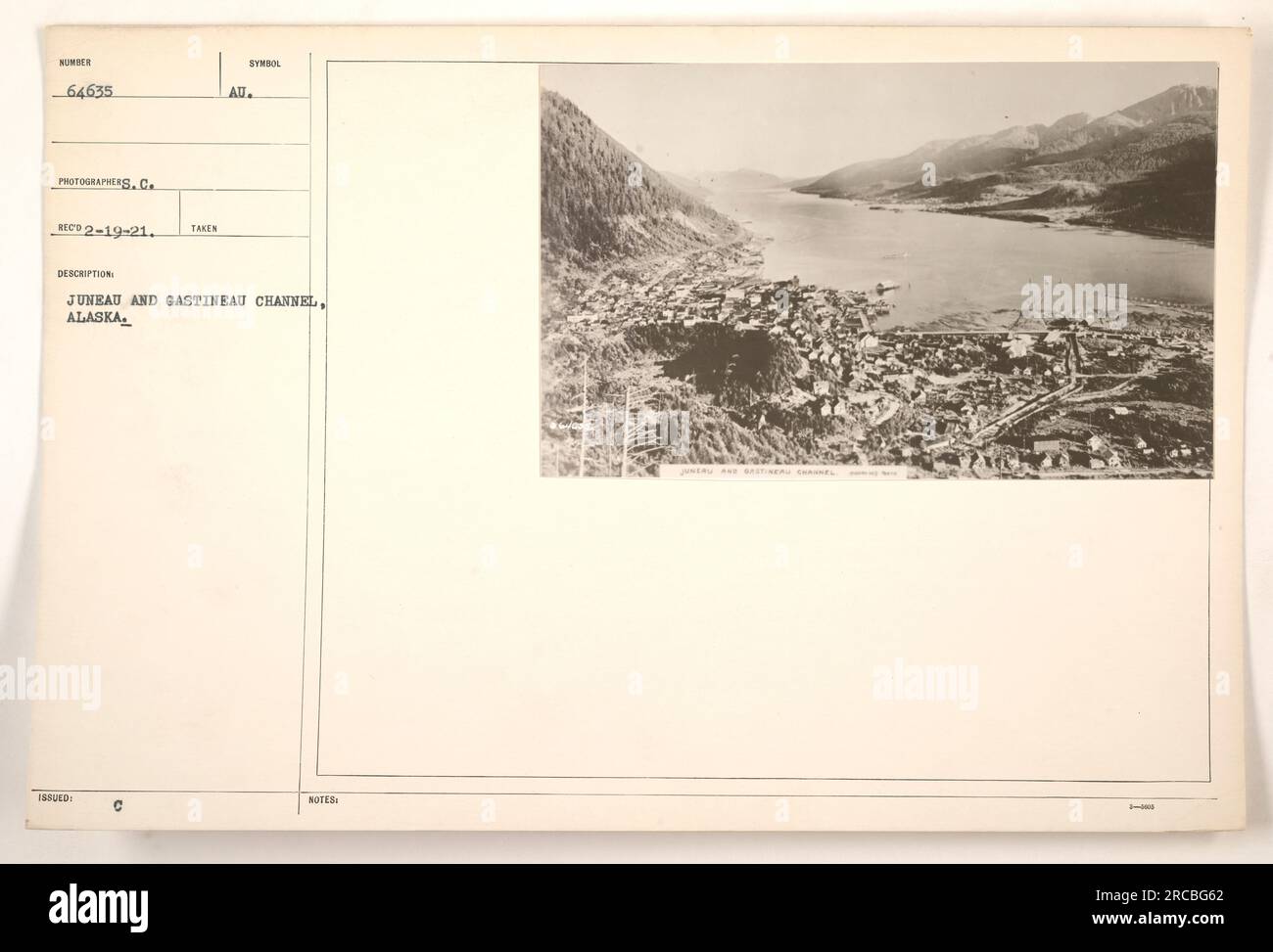 Una foto scattata a Juneau, Alaska, che mostra la vista panoramica del canale di Gastineau. L'immagine è stata catturata dal fotografo C. ECD2-19-21 durante la prima guerra mondiale. Non sono disponibili ulteriori informazioni o note relative al simbolo o alla descrizione della fotografia. Foto Stock