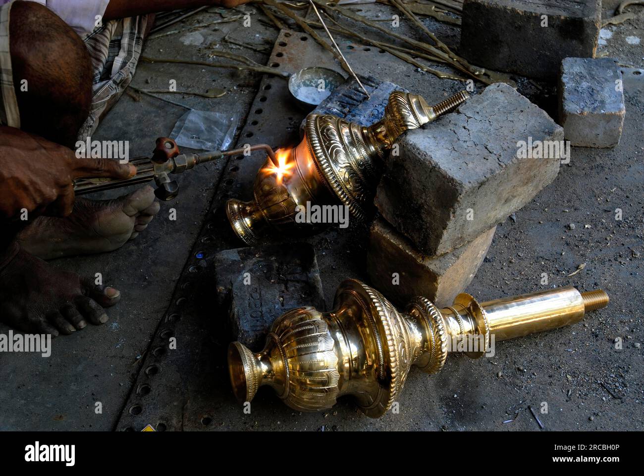 Artigiano in fase di saldatura per realizzare una lampada a olio di bronzo a NachiyarKoil Nachiyar Koil vicino a Thanjavur Tanjore, Tamil Nadu, India meridionale, Asia Foto Stock