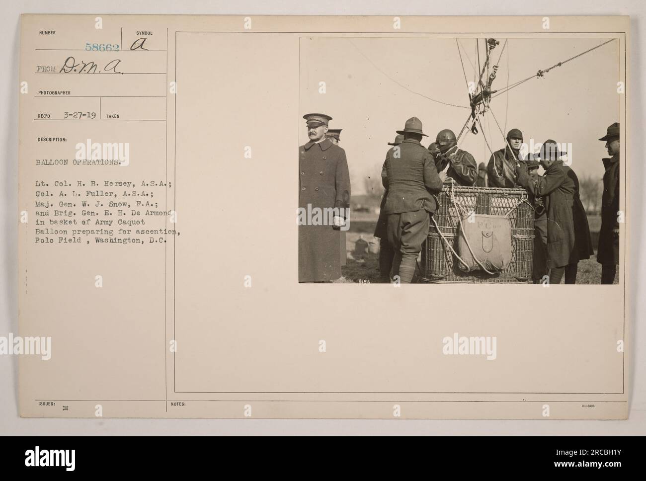 Questa fotografia cattura il momento prima dell'ascesa di un pallone da pallone espresso dell'esercito durante le operazioni in mongolfiera a Washington, D.C. Gli individui nel cestino sono identificati come tenente colonnello H.B. Hersey, col. A.L. Fuller, maggiore generale W.J. Snow, e Brig. Gen. E.H. De Armond. L'immagine è stata ricevuta il 27 marzo 1919 e scattata al Polo Field. Foto Stock