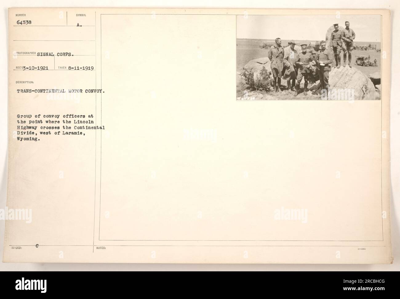 Gruppo di ufficiali convogli in piedi nel punto in cui la Lincoln Highway interseca il Continental divide. Questa foto è stata scattata durante il convoglio Trans-Continental Motor, avvenuto l'11 agosto 1919. Posizione: Ovest di Laramie, Wyoming. Fotografo: Signal Corps. Foto Stock