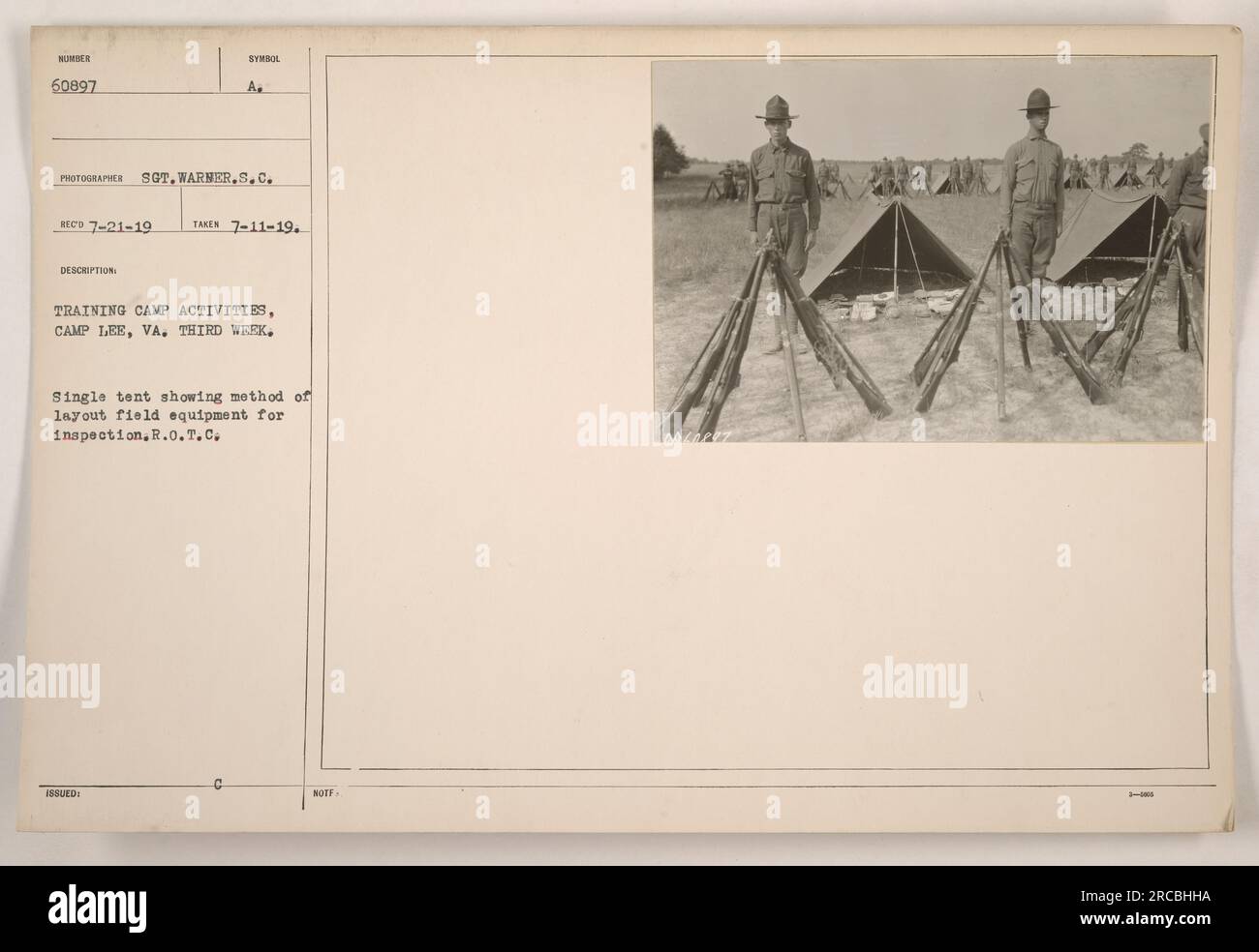 Tenda singola a Camp Lee, Virginia, durante la prima guerra mondiale, che mostra la disposizione delle attrezzature da campo per l'ispezione. Questa foto è stata scattata dal sergente Warner l'11 luglio 1919, come parte delle attività del campo di addestramento R.O.T.C.. Il numero dell'immagine è 60897 ed è descritto come A-RECO 7-21-19. Foto Stock