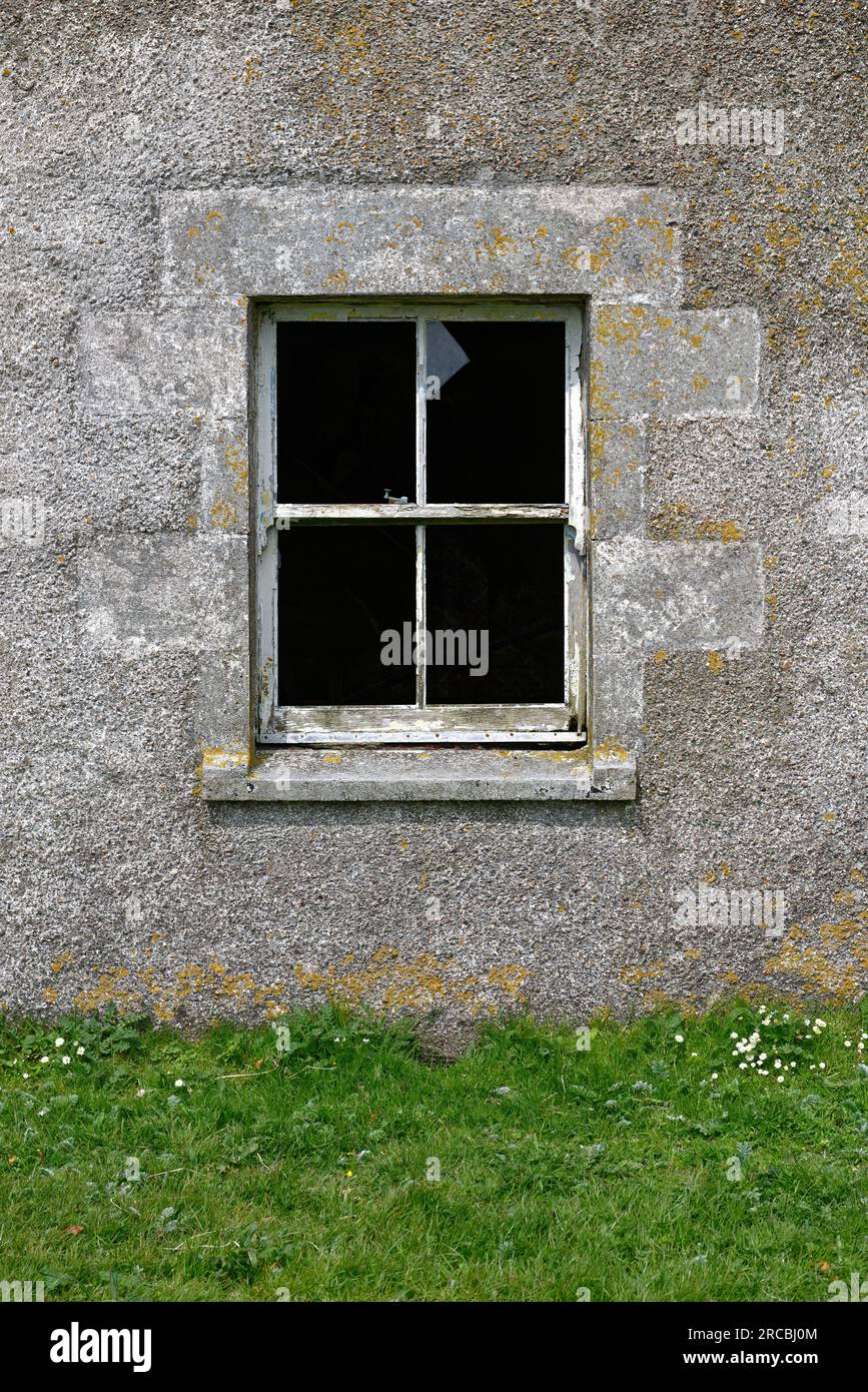 Casa croft abbandonata, North Uist, Ebridi esterne, Scozia. Finestra al piano terra Foto Stock