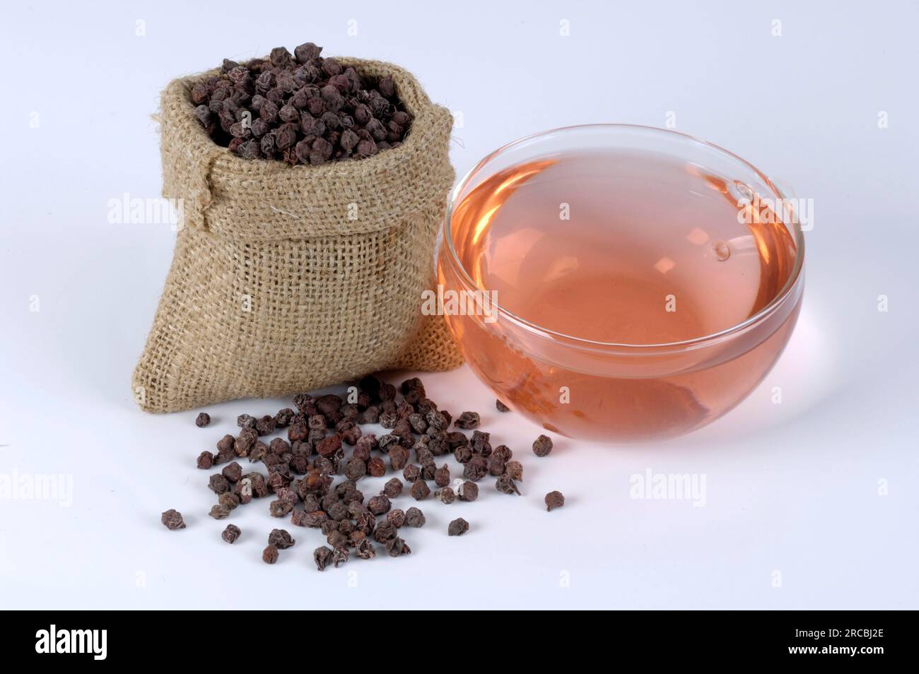 Tazza di tè Schisandra, uva a bacca, salviette cinesi, cinque frutti aromatizzati, cinque frutta aromatizzata, Albero di lime cinese (Schisandra chinensis), China Berry Foto Stock