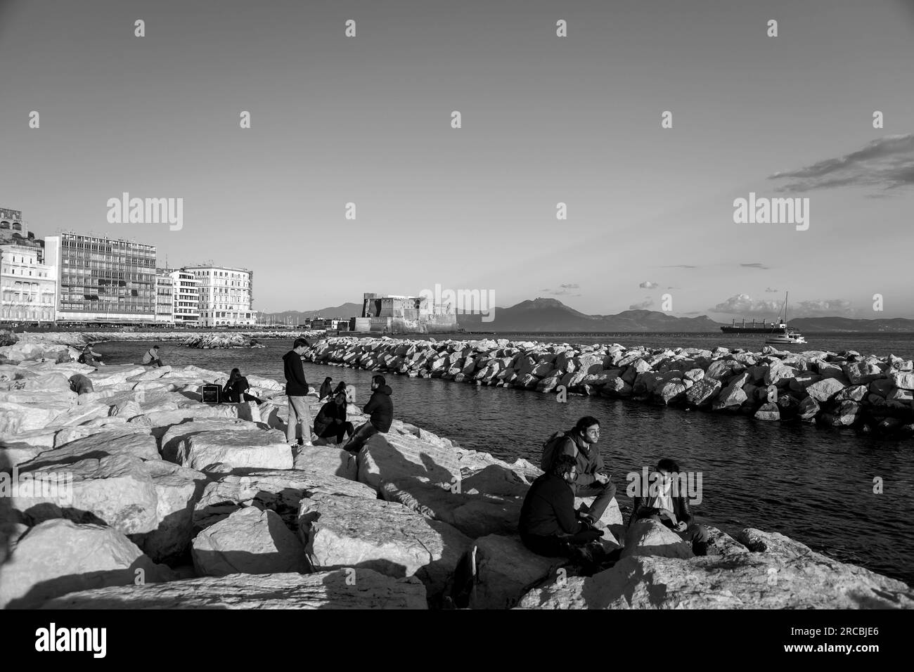 Napoli, Italia - 10 aprile 2022: Castel dell'Ovo, dal punto di vista lietrale, il Castello delle uova è un castello sul mare di Napoli, situato sull'ex isola di Megaride, n Foto Stock