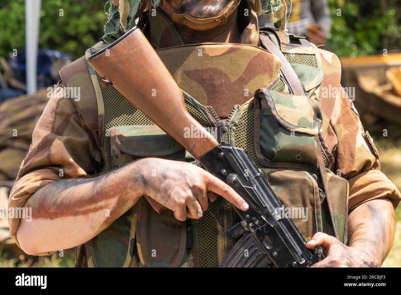 Soldato in equipaggiamento militare mimetico con il fucile d'assalto AK-47 Kalashnikov Foto Stock