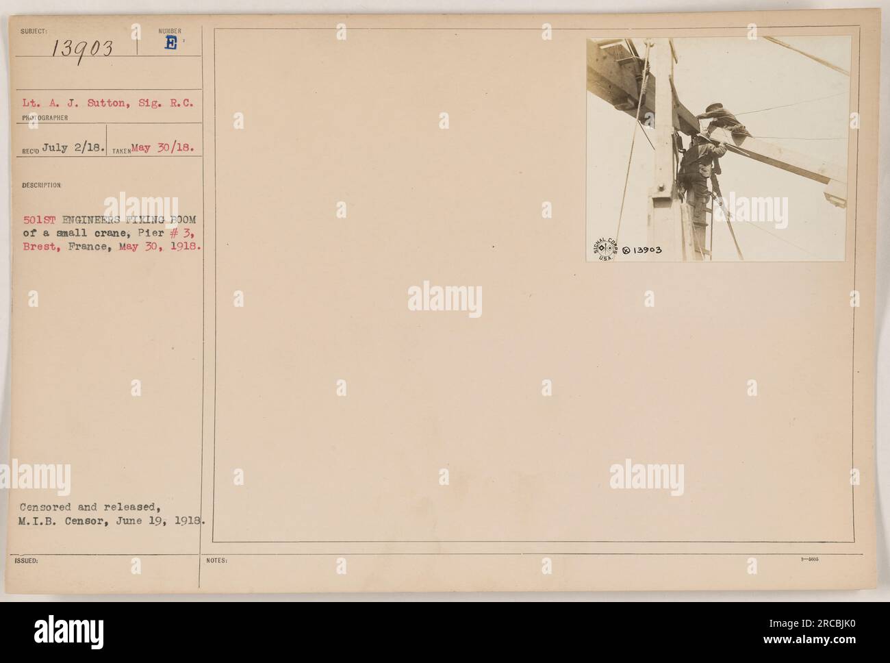 Il tenente A. J. Sutton del Signal Corps, insieme ai 501st Engineers, è visto qui mentre lavora per riparare il braccio di una piccola gru sul molo n. 3 a Brest, in Francia, il 30 maggio 1918. Questa foto è stata scattata da Sumber Reco il 2 luglio 1918 ed è stata censurata e pubblicata dal M.I.B. Censor il 19 giugno 1918. Non sono state fornite note significative per questa immagine. Foto Stock