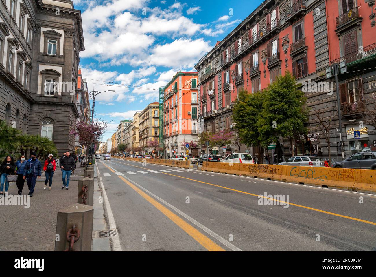 Napoli, Italia - 10 aprile 2022: Architettura generica e vista stradale nel centro di Napoli, Campania, Italia. Corso Umberto i e Piazza Giovann Foto Stock