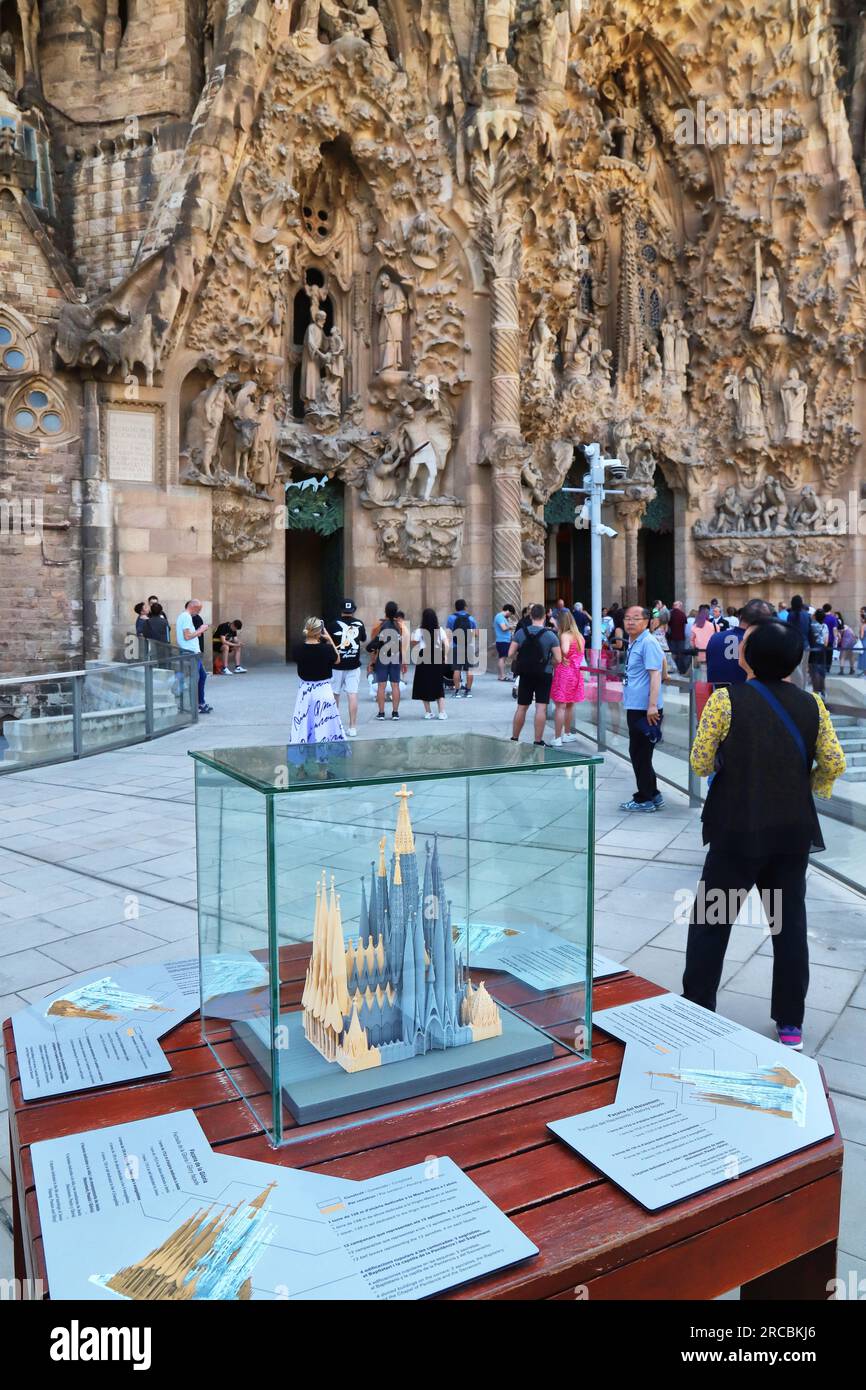 Barcellona, Spagna, 6 giugno 2023, dettaglio esterno della cattedrale della Sacra famiglia sotto istruzione, modello in scala della cattedrale Foto Stock