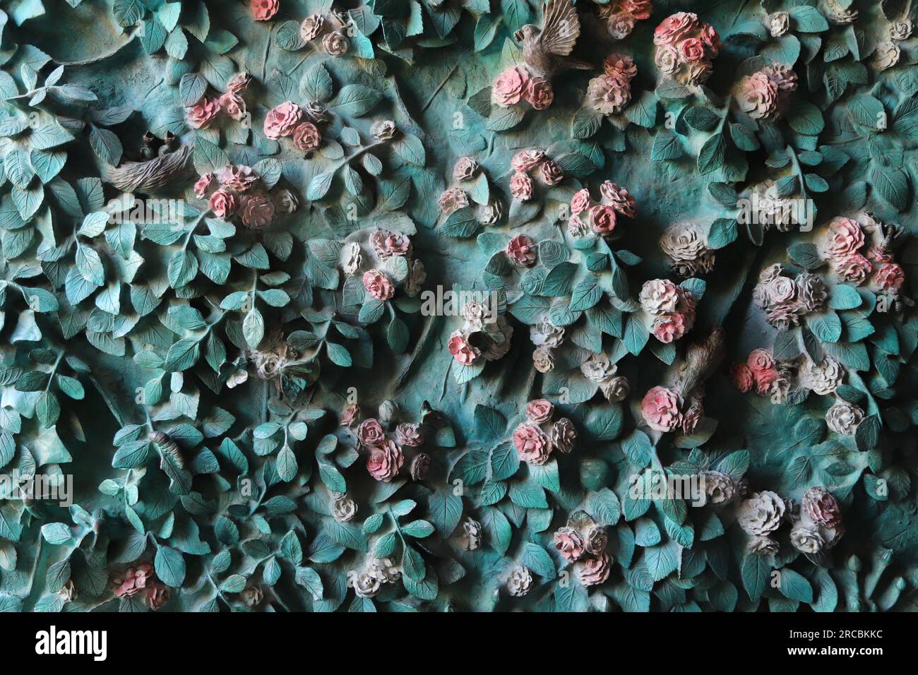 Barcellona, Spagna, giugno 2023, dettaglio interno della porta in bronzo della cattedrale della Sagrada Familia, luogo turistico Foto Stock