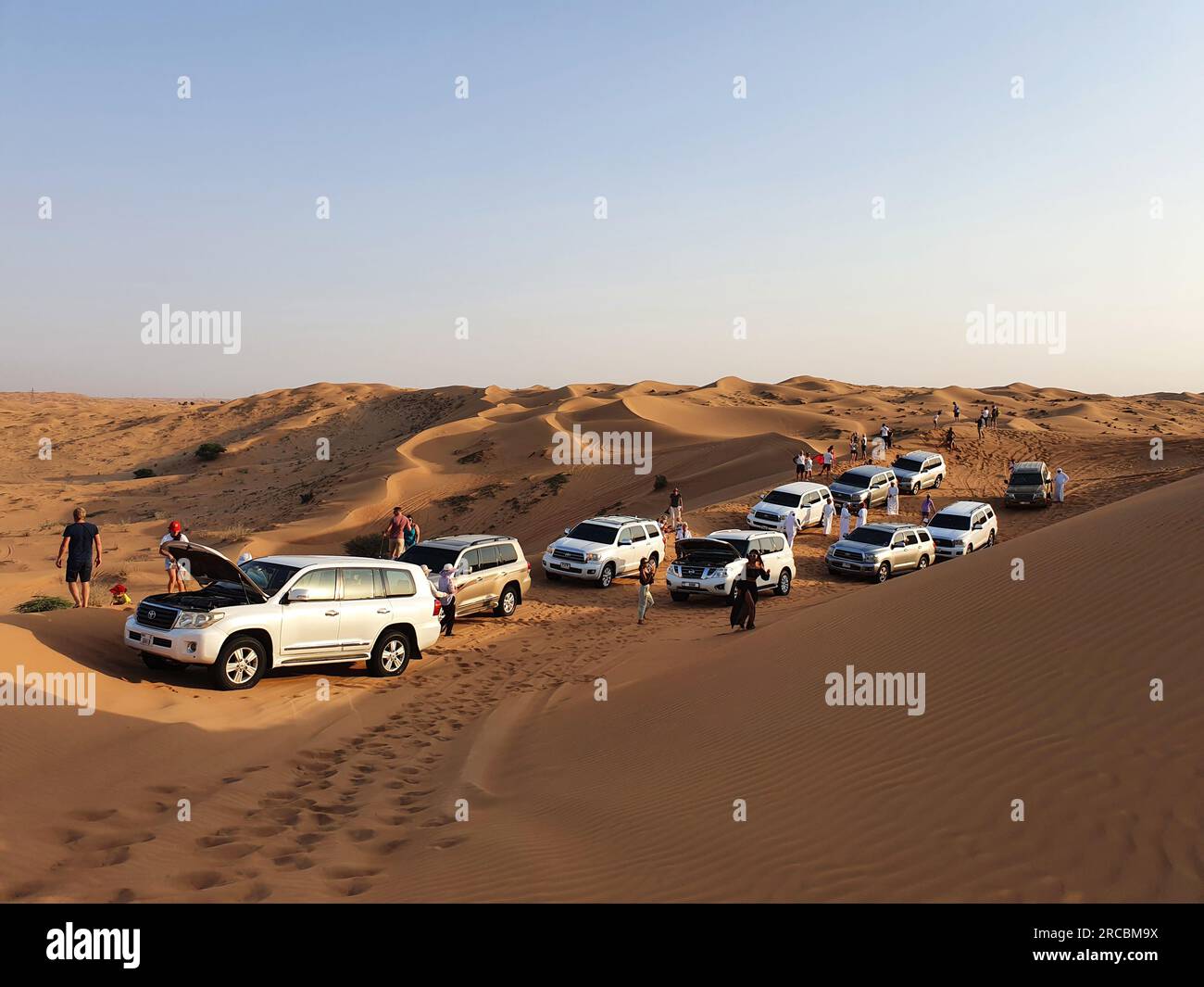 Gruppo di 4 ruote motrici su un safari nel deserto tour, Dubai, deserto Arabico, Emirati Arabi Uniti, Emirati Arabi Uniti, Medio Oriente Foto Stock