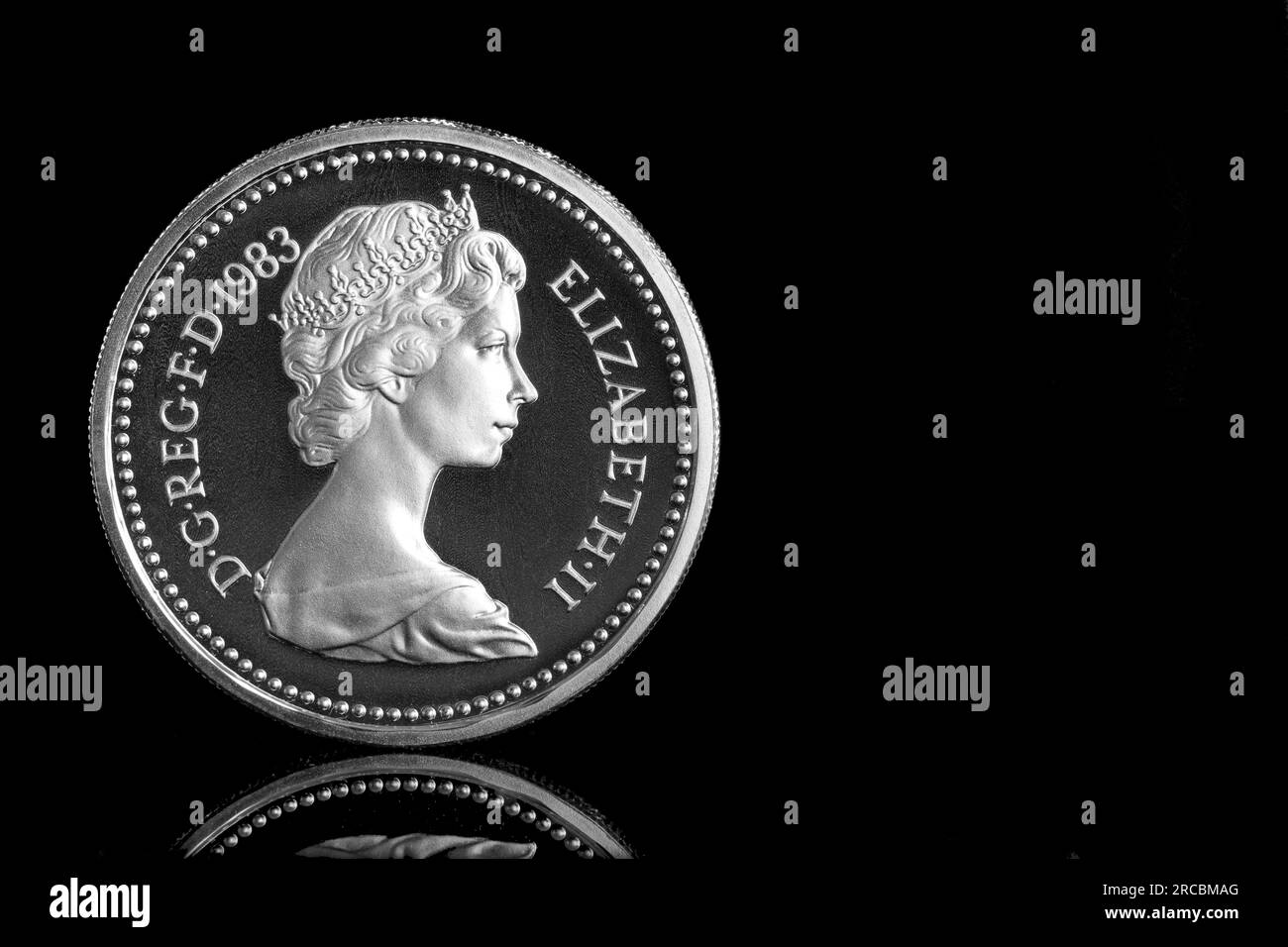 La prima moneta britannica da 1 £ fu emessa nel 1983 e mostra il secondo ritratto della regina Elisabetta II sul dritto. Questa è un'edizione a prova d'argento. Foto Stock