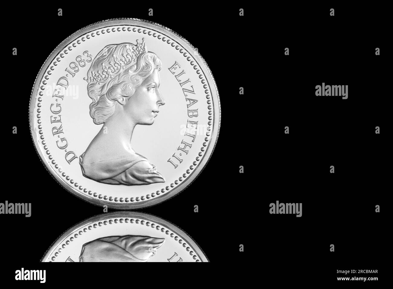 La prima moneta britannica da 1 £ fu emessa nel 1983 e mostra il secondo ritratto della regina Elisabetta II sul dritto. Questa è un'edizione a prova d'argento. Foto Stock