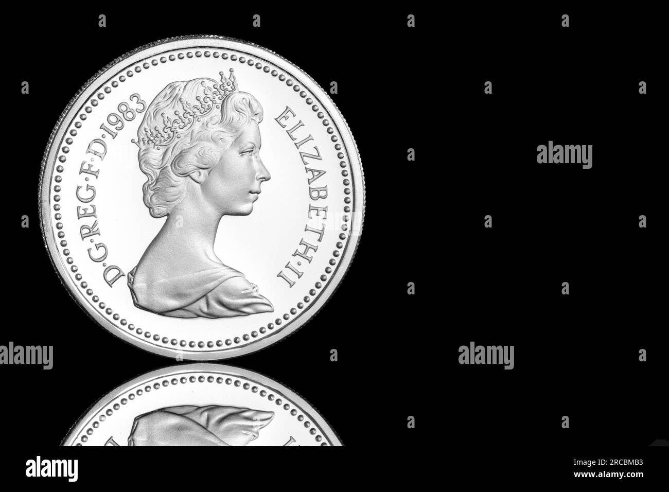 La prima moneta britannica da 1 £ fu emessa nel 1983 e mostra il secondo ritratto della regina Elisabetta II sul dritto. Questa è un'edizione a prova d'argento. Foto Stock