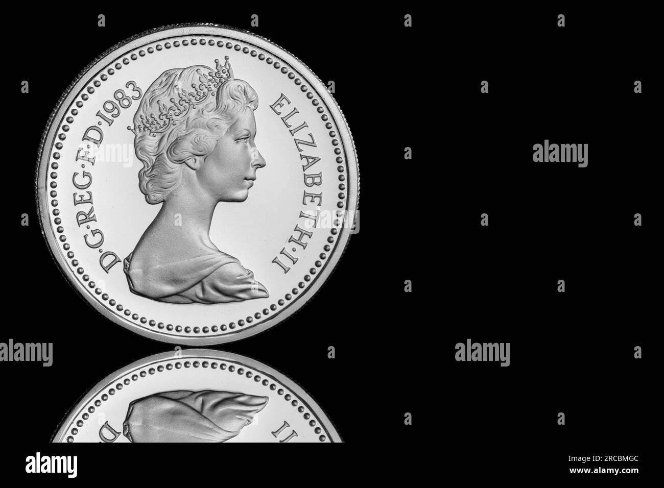 La prima moneta britannica da 1 £ fu emessa nel 1983 e mostra il secondo ritratto della regina Elisabetta II sul dritto. Questa è un'edizione a prova d'argento. Foto Stock