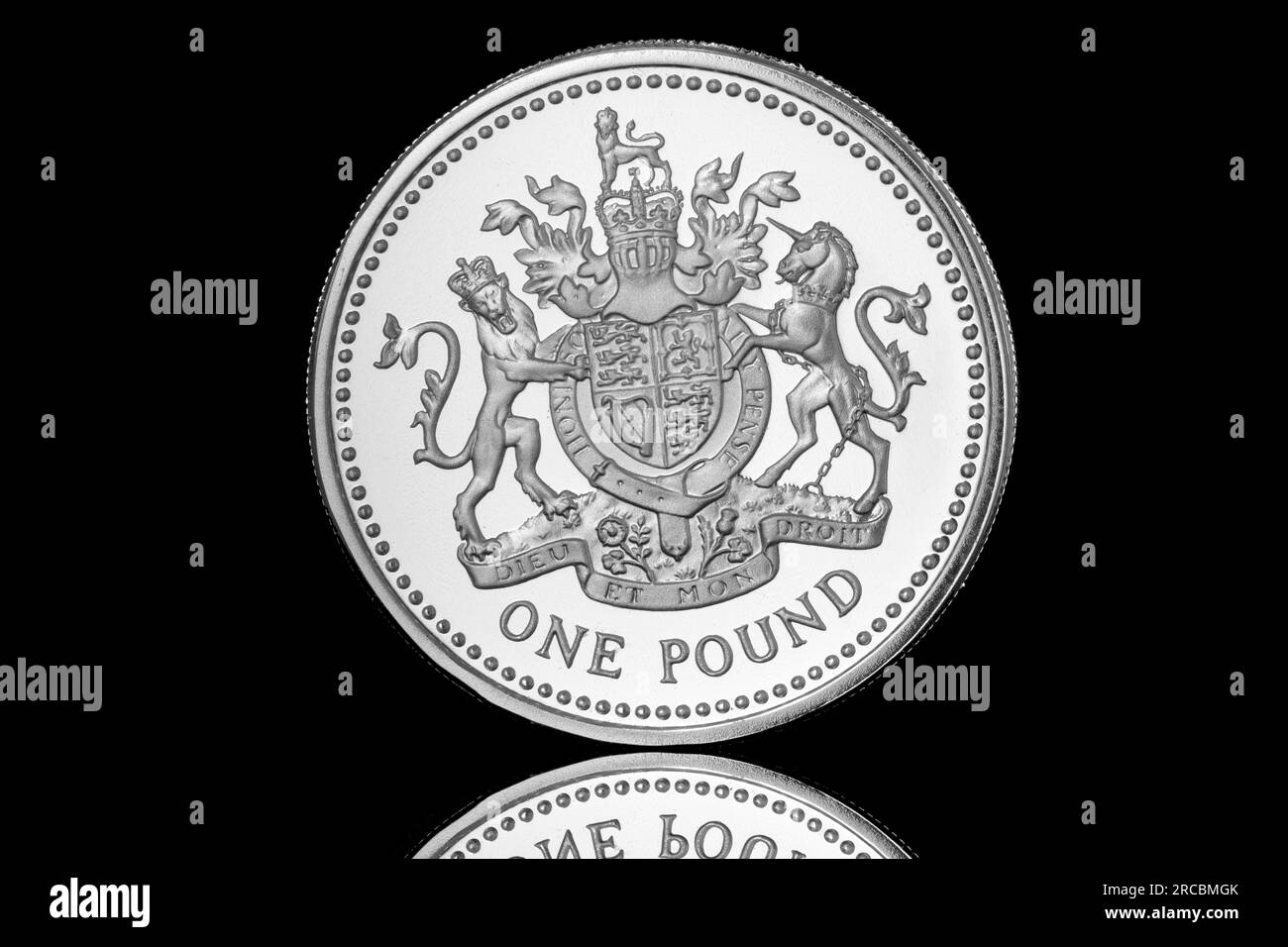 La prima moneta britannica da 1 £ fu emessa nel 1983 e mostra il secondo ritratto della regina Elisabetta II sul dritto. Questa è un'edizione a prova d'argento. Foto Stock