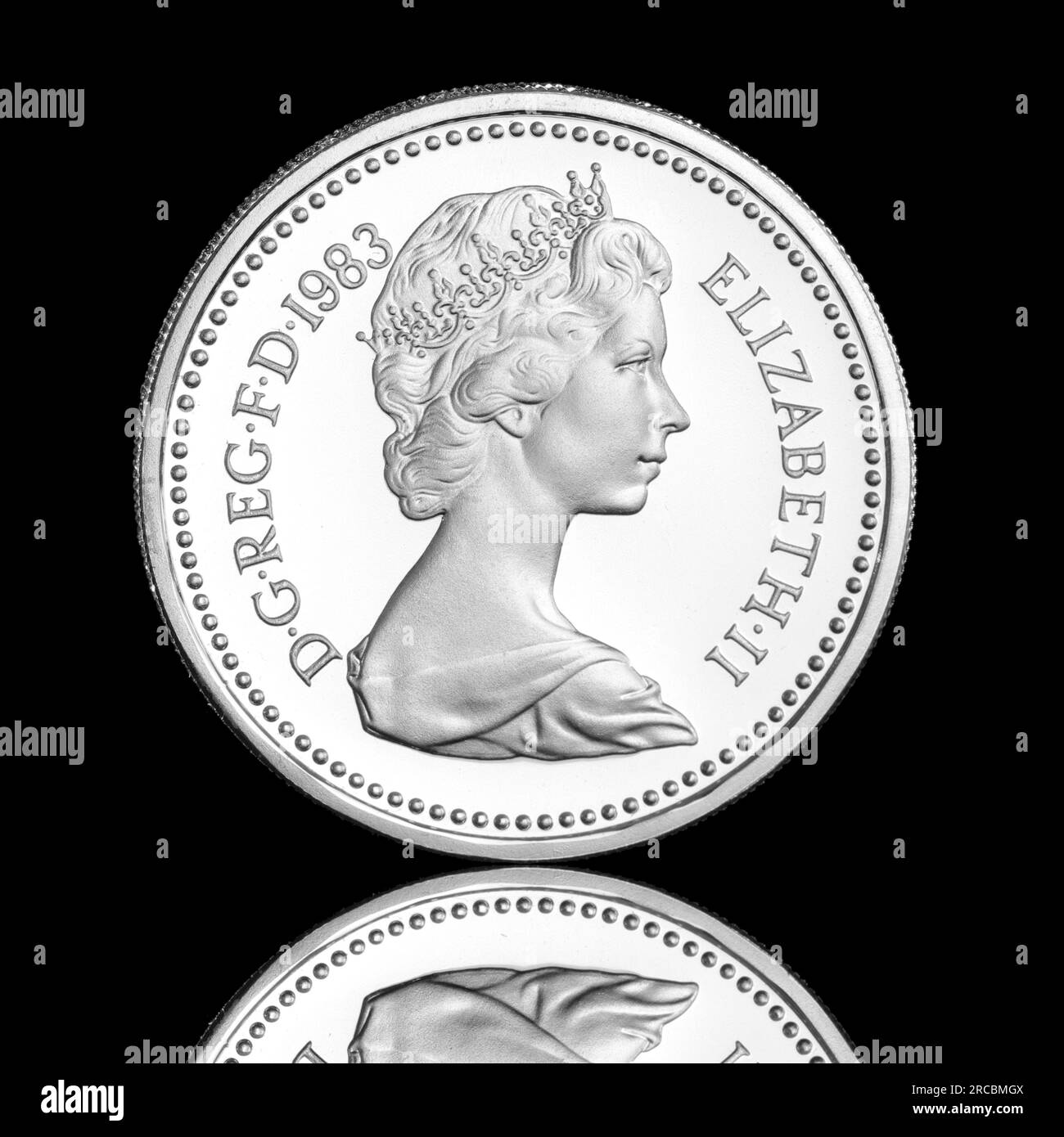 La prima moneta britannica da 1 £ fu emessa nel 1983 e mostra il secondo ritratto della regina Elisabetta II sul dritto. Questa è un'edizione a prova d'argento. Foto Stock