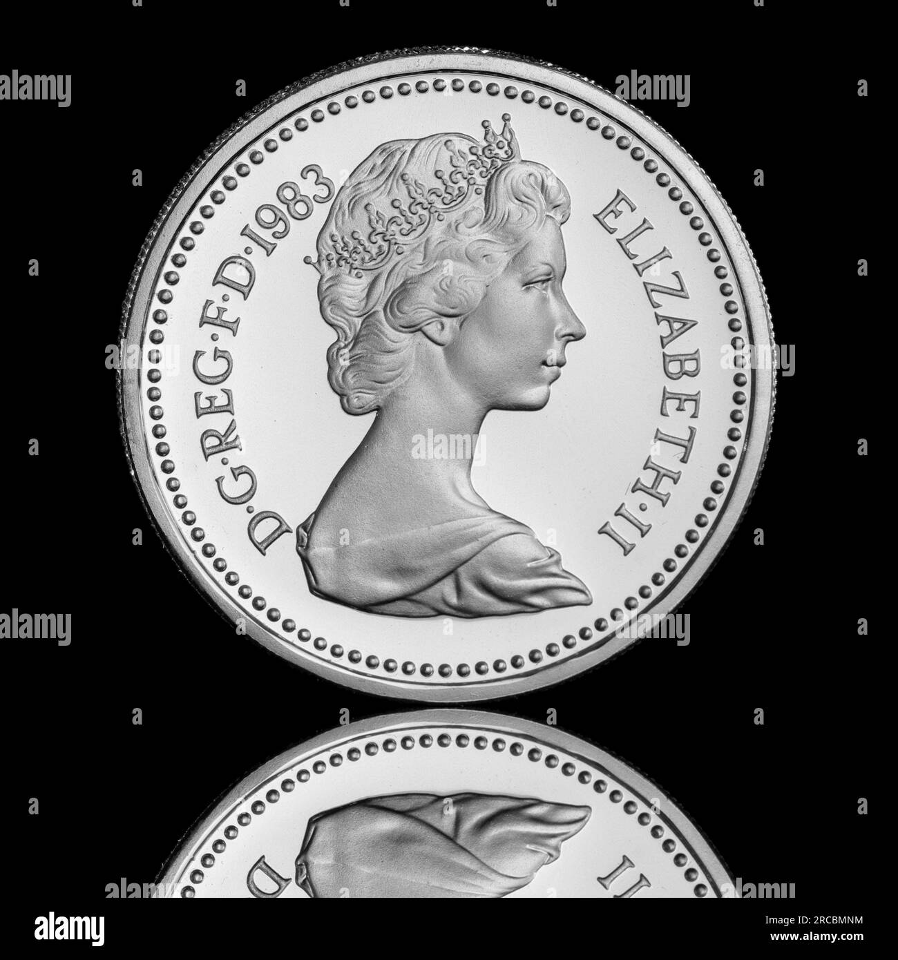 La prima moneta britannica da 1 £ fu emessa nel 1983 e mostra il secondo ritratto della regina Elisabetta II sul dritto. Questa è un'edizione a prova d'argento. Foto Stock