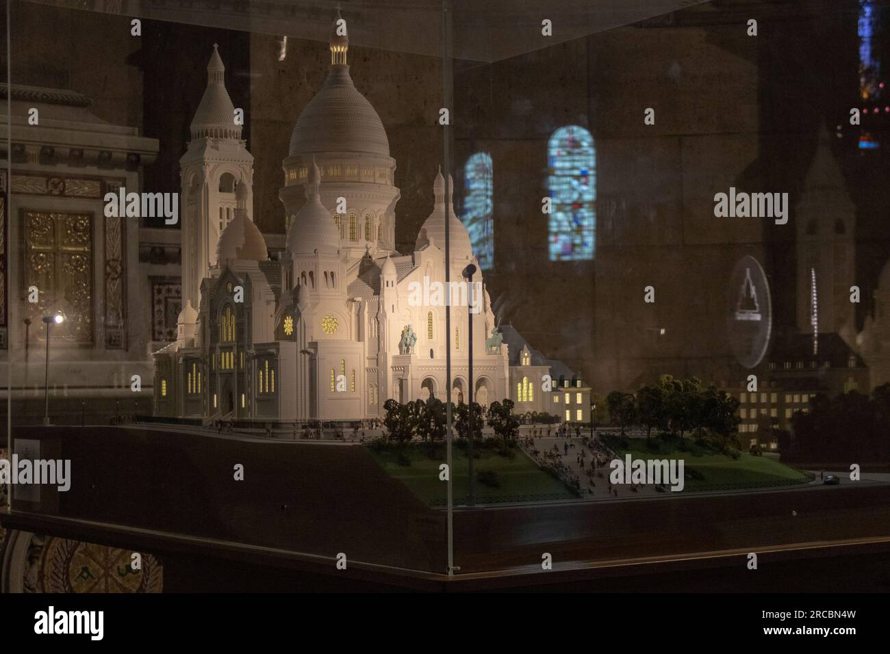 Durante il mio viaggio al Museo del Louvre, sono stata scattata una vista incredibile dell'architettura Foto Stock