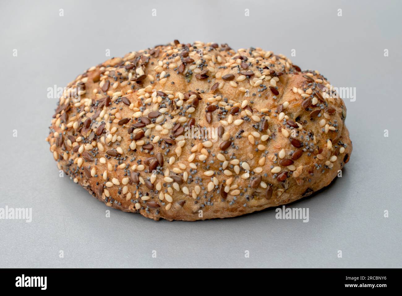 Rotoli di proteine: Il pane è ideale per una dieta vegana variegata grazie alle sue fonti proteiche puramente vegetali. Piselli ricchi, semi freschi e farina di semi di zucca Foto Stock