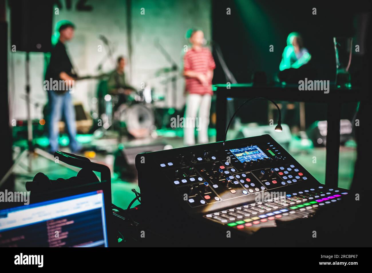 Console del pannello delle apparecchiature per il controllo audio e le luci del mix audio professionale. Produttore musicale, ingegnere audio e tecnico del suono Foto Stock
