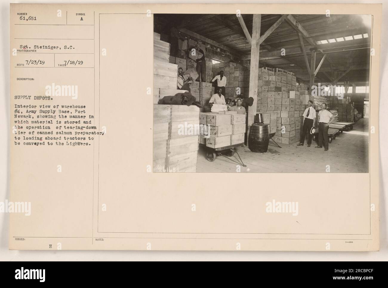 Vista interna del magazzino n. 4 presso la base di rifornimento dell'esercito a Port Newark. L'immagine mostra la disposizione dei materiali immagazzinati e il processo di smantellamento di un livello di conserve di salmone. Il salmone smantellato sarà caricato sui trattori e trasportato al accendino SUMBER. Fotografia scattata il 23 luglio 1919 dal sergente Steiniger, S.C. Foto Stock