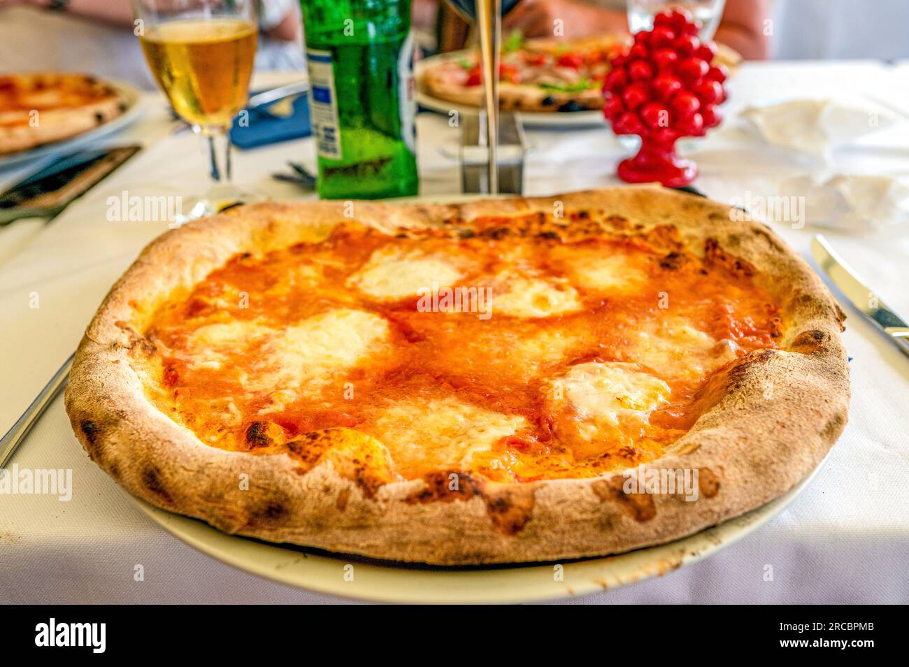 Pizza Bufalina con mozzarella di bufala servita in un ristorante di Cefalù. Questa città storica è una delle principali destinazioni di viaggio in Sicilia. Foto Stock
