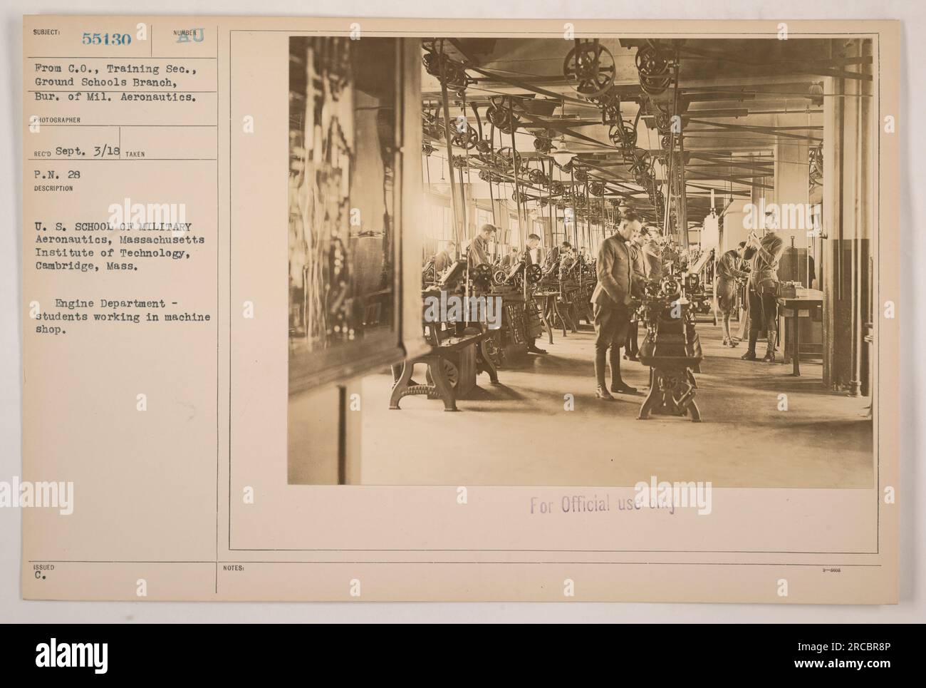 Studenti negli Stati Uniti La School of Military Aeronautics del Massachusetts Institute of Technology di Cambridge, Massachusetts, è una scuola di aeronautica militare che lavora nell'officina meccanica del dipartimento motori. Questa fotografia è stata scattata il 3 settembre 1918 ed è etichettata come soggetto 55130. È stato rilasciato solo per uso ufficiale. Foto Stock