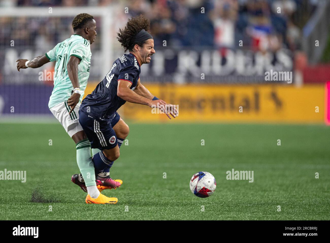 Il difensore del New England Revolution Ryan Spaulding (34) si scontra con un difensore dell'Atlanta United durante il secondo tempo durante una partita di calcio della MLS, Wednesday Foto Stock