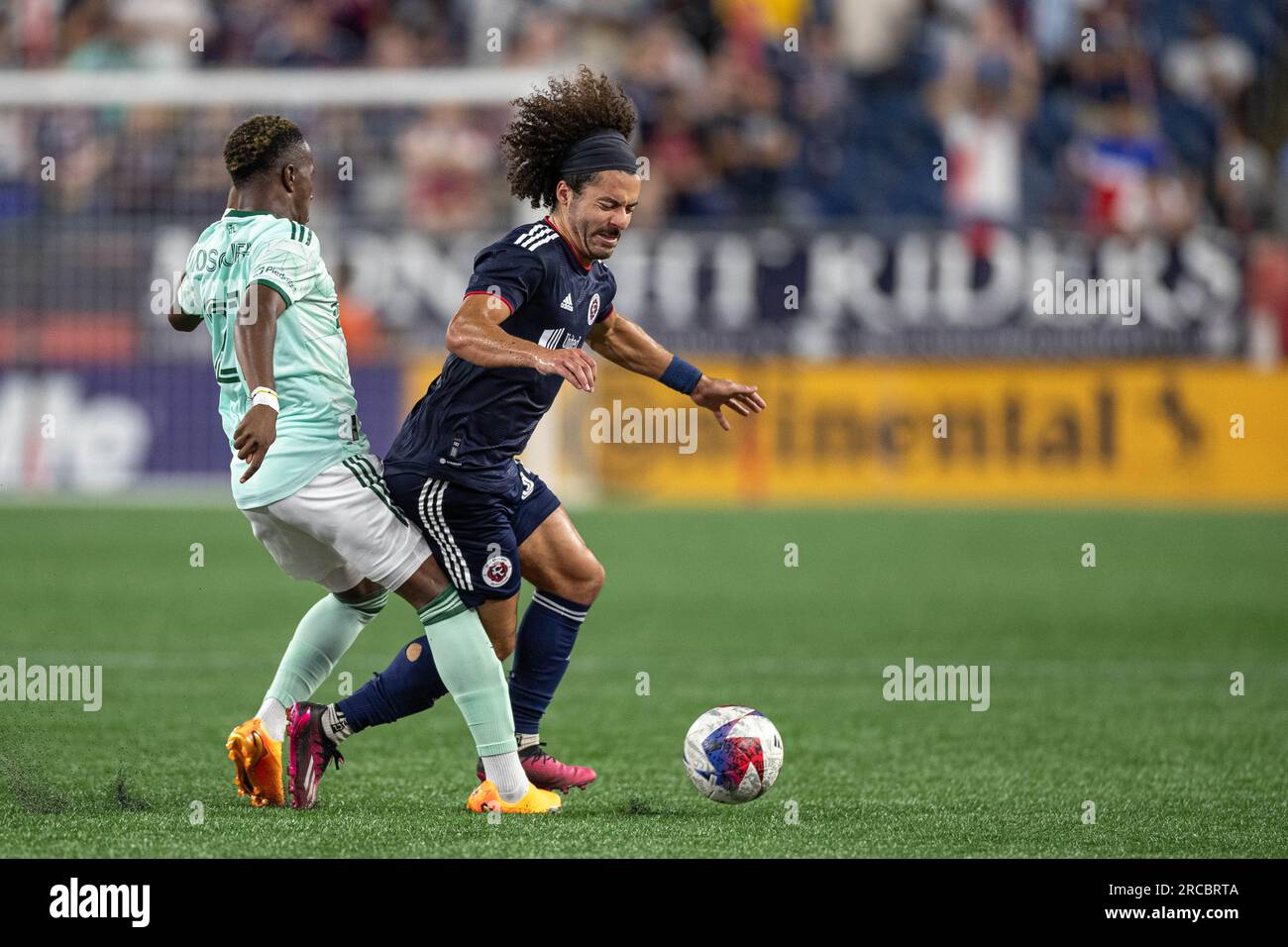 Il difensore del New England Revolution Ryan Spaulding (34) si scontra con un difensore dell'Atlanta United durante il secondo tempo durante una partita di calcio della MLS, Wednesday Foto Stock