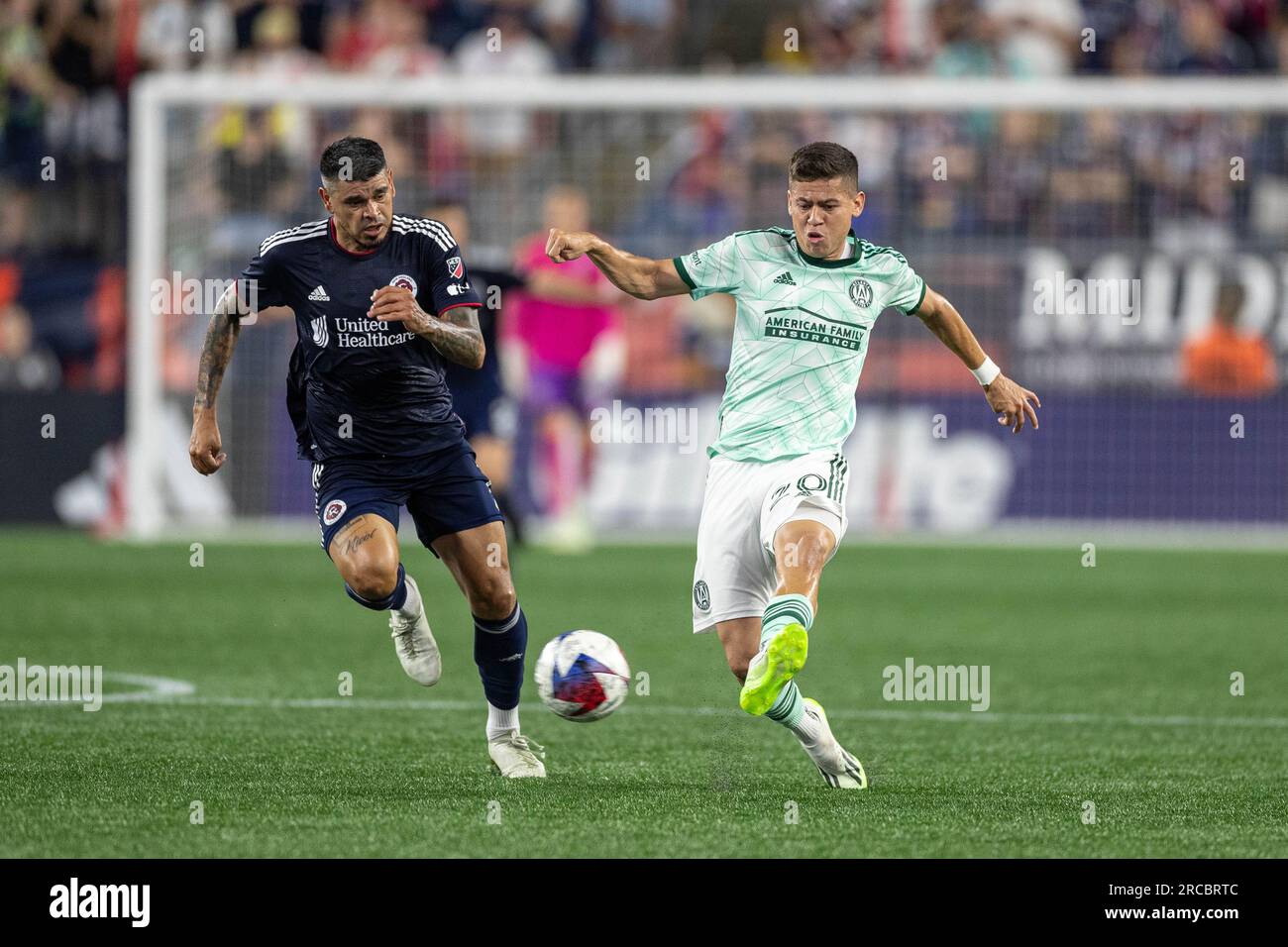 Il centrocampista dell'Atlanta United Matheus Rossetto (20) combatte per il possesso con l'attaccante della New England Revolution Gustavo Bou (7) durante il secondo tempo Foto Stock