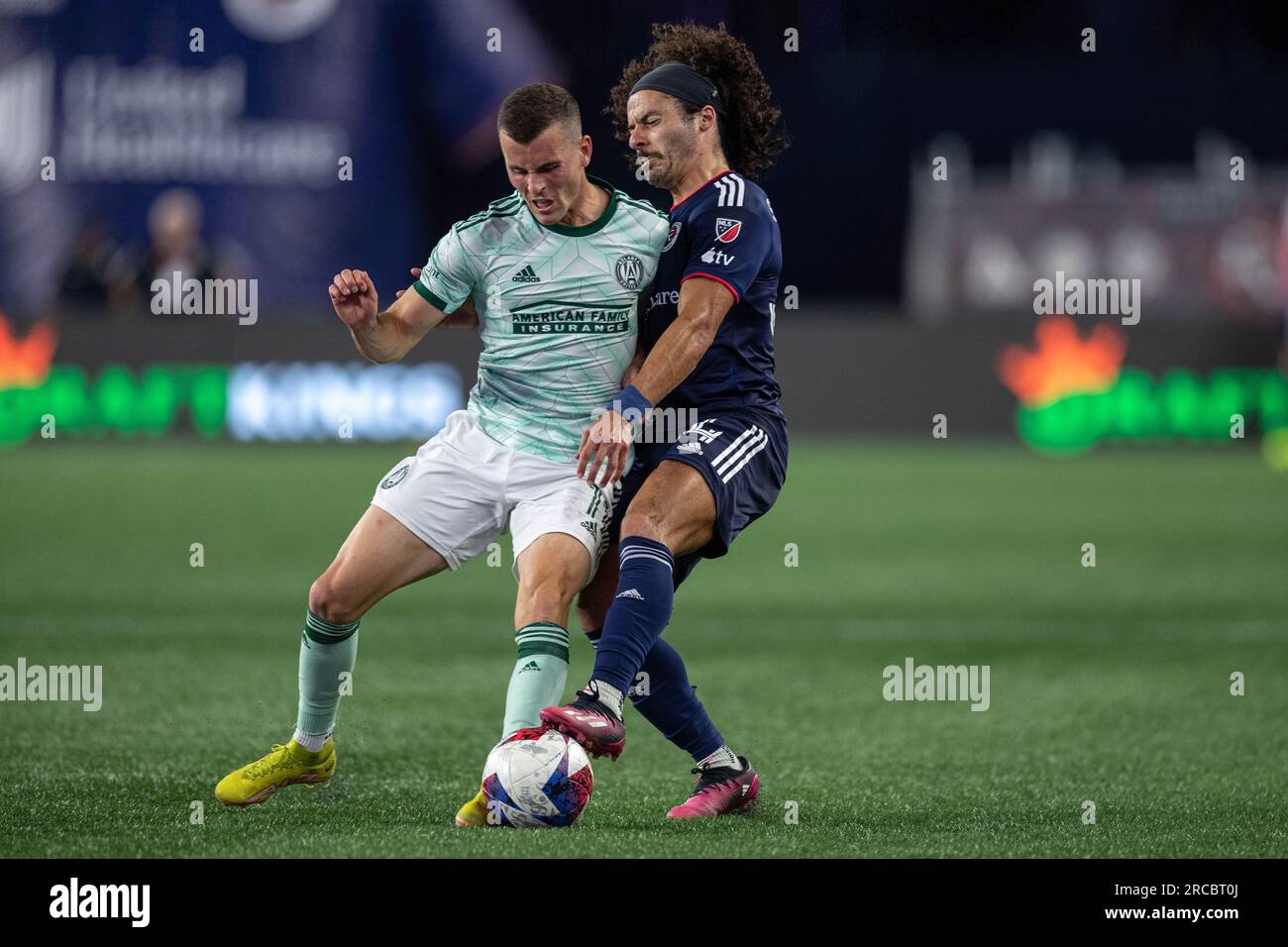 Il difensore del New England Revolution Ryan Spaulding (34) si scontrò con il difensore dell'Atlanta United Brooks Lennon (11) durante il secondo tempo durante una MLS socc Foto Stock