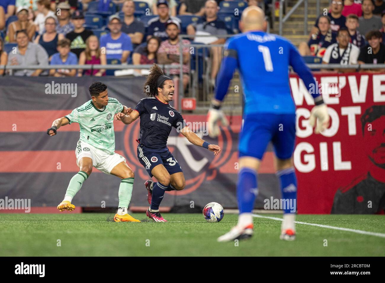 Il difensore della New England Revolution Ryan Spaulding (34) viene escluso dal gioco durante il primo tempo durante una partita di calcio della MLS, mercoledì 12 luglio 2023, a Foto Stock