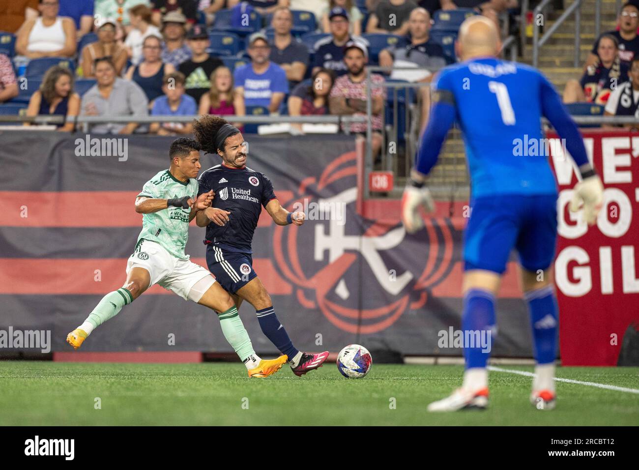 Il difensore della New England Revolution Ryan Spaulding (34) viene escluso dal gioco durante il primo tempo durante una partita di calcio della MLS, mercoledì 12 luglio 2023, a Foto Stock