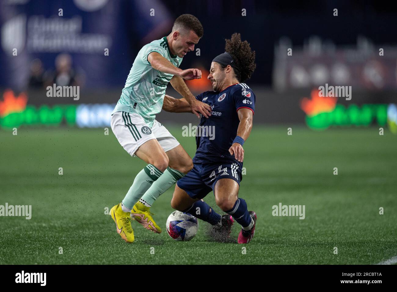 Il difensore del New England Revolution Ryan Spaulding (34) si scontrò con il difensore dell'Atlanta United Brooks Lennon (11) durante il secondo tempo durante una MLS socc Foto Stock