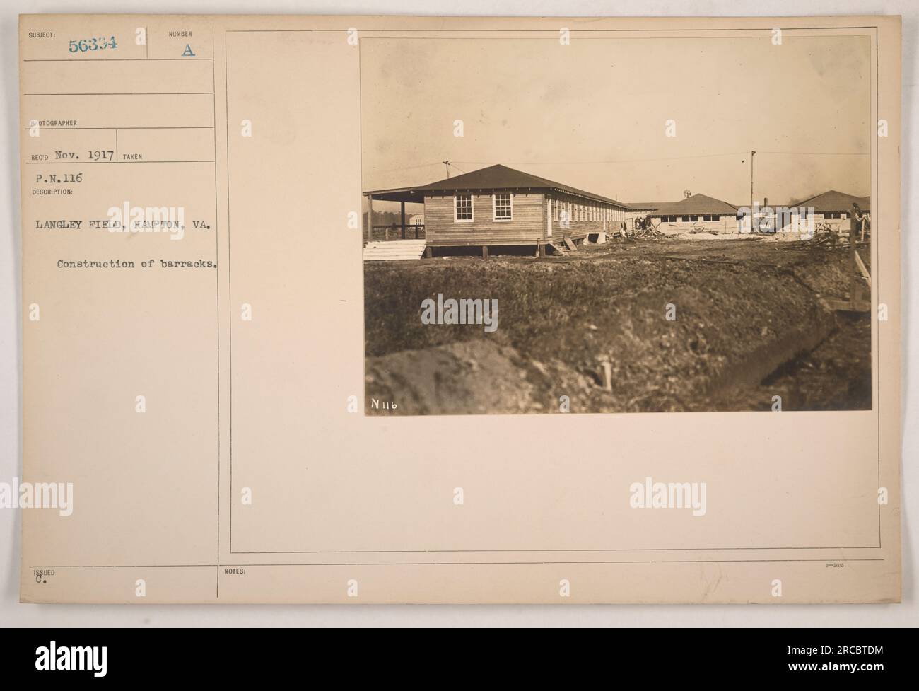 Costruzione di caserme a Langley Field a Hampton, Virginia, nel novembre 1917. Questa fotografia, identificata come soggetto i 56334, è stata scattata dal fotografo SECD. Fa parte di una serie di fotografie del P.N.116 che raffigurano le attività militari americane durante la prima guerra mondiale. Foto Stock