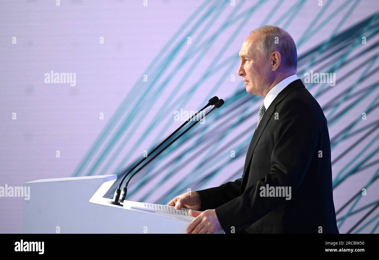 Mosca, Russia. 13 luglio 2023. Il presidente russo Vladimir Putin pronuncia osservazioni durante una sessione plenaria del Future Technologies Forum presso il World Trade Center, il 13 luglio 2023 a Mosca, in Russia. Credito: Alexander Kazakov/Cremlino Pool/Alamy Live News Foto Stock