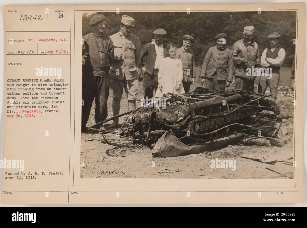 L'aereo da bombardamento tedesco fu impigliato nel filo metallico e abbattuto dalla 1st Division a Francastl, in Francia, il 30 maggio 1918. La fotografia mostra l'enorme doppio motore a sei cilindri dell'aereo e il lavoro strutturale. L'immagine è stata scattata da Pvt. Longacre, S.C. ed è il soggetto numero 13942. È stato ricevuto il 2 luglio 1918 e autorizzato dalla A.E.F. Censor il 19 giugno 1918. Foto Stock