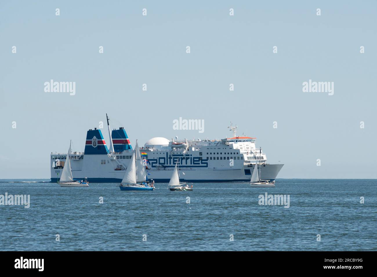 Nave MF Wawel con Polferries e barche a vela nella baia di Danzica, vista dalla spiaggia di Brzezno, Danzica, Polonia Foto Stock