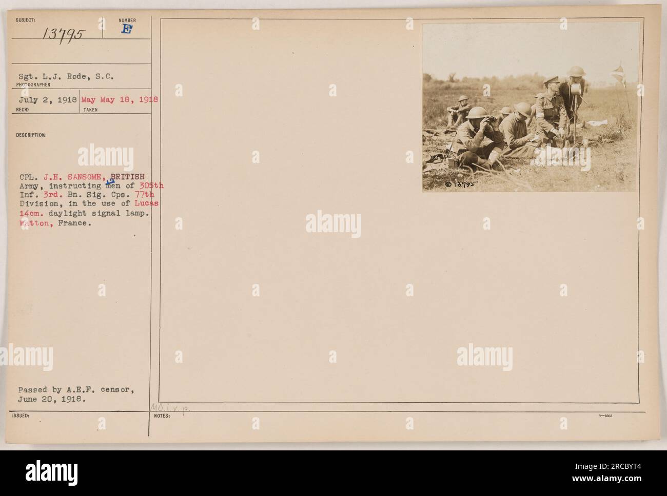 Sgt. L.J. Rode è raffigurato mentre scatta una foto del comandante J.H. Sansome dell'esercito britannico istruisce uomini del 30th Infantry e 3rd Engineer Signal Corps della 77th Division nell'uso di una lampada Lucas 14cm Daylight Signal a Watton, in Francia, nel maggio 1918. La foto è stata approvata dalla A.E.F. censor il 20 giugno 1918. Foto Stock