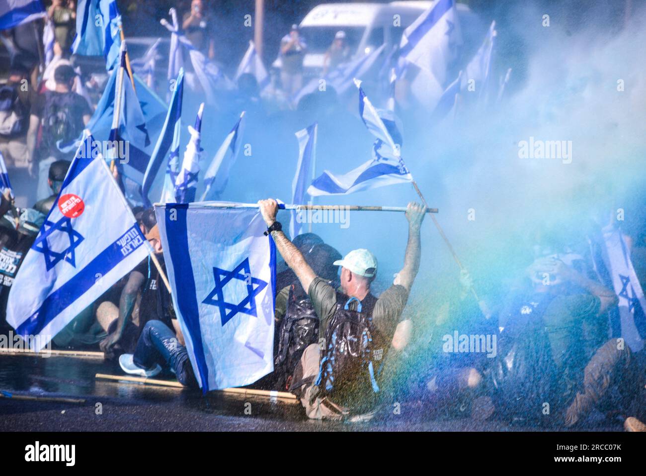 Gerusalemme, Israele. 11 luglio 2023. Il cannone ad acqua della polizia israeliana spruzza ai manifestanti acqua di colore blu durante una dimostrazione di riservisti israeliani contro la revisione giudiziaria in cui i manifestanti hanno bloccato l'autostrada Tel Aviv - Gerusalemme all'incrocio di Ein Hemed. (Immagine di credito: © Matan Golan/SOPA Images via ZUMA Press Wire) SOLO USO EDITORIALE! Non per USO commerciale! Foto Stock