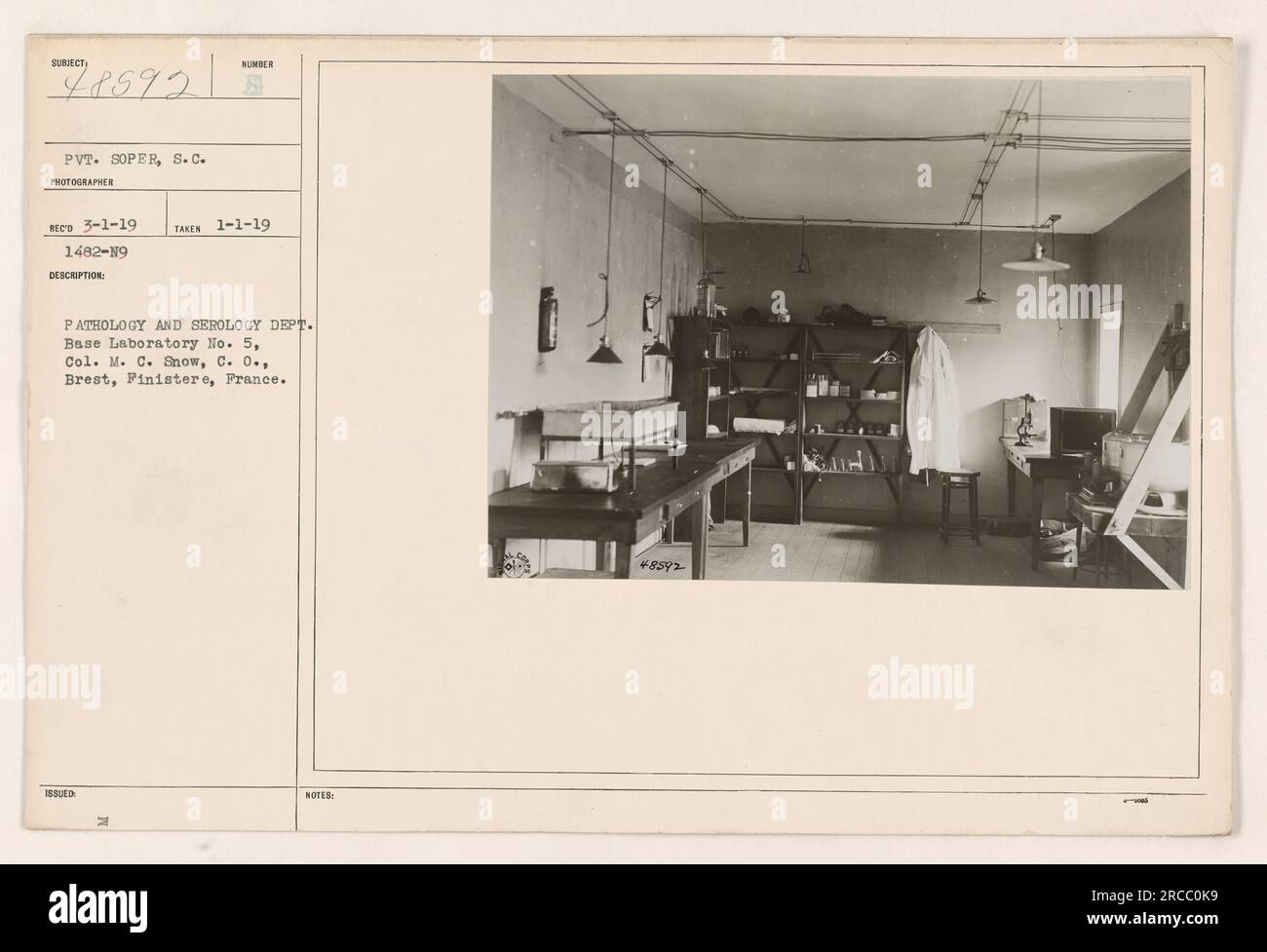 Soldati che conducono test medici nel Dipartimento di patologia e sierologia del laboratorio di base n. 5, sotto il comando del colonnello M. C. Snow a Brest, Finistere, Francia. Foto scattata il 3-1-19 da Pvt. Soper. Emesso il 1-1-19 con banconote numerate 48592. Foto Stock