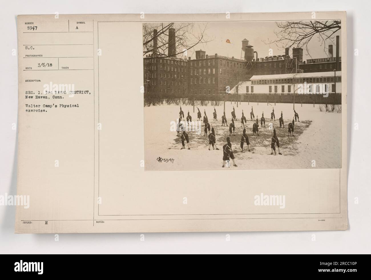 111-SC-5947 - Una fotografia che ritrae una sessione di esercitazione fisica condotta da Walter Camp al 3rd Naval District di New Haven, Connecticut. L'immagine mostra i partecipanti impegnati in attività fisiche. Scattata durante la prima guerra mondiale, la fotografia cattura una parte delle attività militari americane dell'epoca. Foto Stock